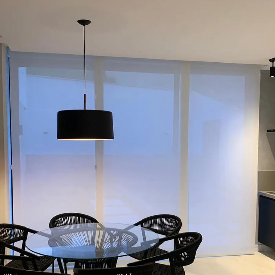 Persiana rolô em sala de jantar
